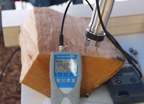 Bei diesem Holzfeuchtemessgerät Humimeter von Schaller GmbH kann die Holzart eingestellt werden, es ist dadurch sehr genau.