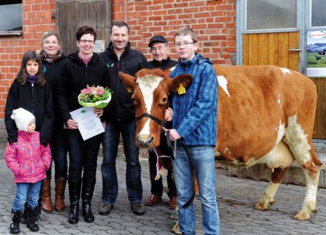 Man sieht es Flamme auf dem Betrieb der Familie von Stefan Reinhard in Elters nicht an, dass sie schon 100 000 Liter Milch gegeben hat. Für die Leistung wurde der Betrieb geehrt. Er wisse nicht, ob es an dem guten Futter in der Rhön liege, dass Betriebe aus dem Raum Fulda im hessischen Club der 100 000-Liter-Kühe so stark vertreten sind, so Jost Grünhaupt, Zuchtleiter des LLH. Er hob die herrausragende Milchviehherde auf dem Betrieb hervor. Es sei die erste Kuh mit einer solchen Leistung auf diesem Hof. Bei elf Kalbungen betrugt die durchschnittliche Jahresmilchmenge 8 200 Liter bei zuletzt 4,13 Prozent Fett und 3,41 Prozent Eiweiß. Ihre jährliche Milchleistung sei nicht extrem hoch, dafür aber konstant geblieben. Die robuste Kuh präsentiere sich mit einer überzeugend frischen Ausstrahlung, ihre Bewegung sei jung, das Euter straff die Klauen fest, der Rücken gerade und gleichmäßig. Ein vitales Tier in der knapp 70 Milchkühe großen Rotbunt-Herde der Familie.   Solche langlebigen Kühe wolle man, die die fünffache der deutschen Milchkuh-Lebensleistung schaffen, erklärte Grünhaupt. Die Kuh stammt von Goldi II ab. Seit Jahren sei Reinhard ein ausgezeichneter Züchter, sagte Winfried Schäfer, Vorsitzender der Kreisgruppe Fulda im Hessischen Verband für Leistungs- und Qualitätsprüfungen in der Tierzucht. Den Grußworten schlossen sich Winfried Seng für die Rinderzüchter und Ottmar Keuchler als Vertreter der Milchwerke Hochwald an. Unser Bild zeigt Flamme mit den Reinhards, von rechts Lorenz, Alfons, Stefan, Carina, Annelie, Vanessa und Milena.Text/Foto: Karl-Heinz Burkhardt