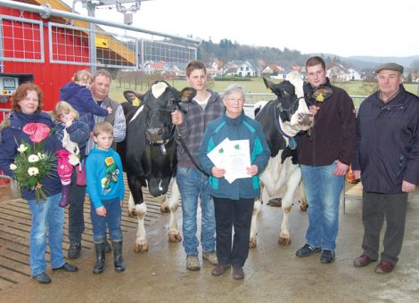 Die Inbetriebnahme des neuen Melkhauses war Gelegenheit für die Familie Hellmuth in Haina, ihre beiden Dauerleistungskühe Brinka VG 87 und Nadja VG 87 vorzustellen. Beide Kühe haben die 100 000-Liter-Gren­ze schon vor längerer Zeit überschritten und gehören aktuell zu den zehn besten Kühen nach Gesamtlebensleistung in Hessen. Schon bei sieben Abkalbungen und einer Durchschnitts­leistung von 13 355 - 3,67 - 3,05 erreichte die Manfred-Tochter Brinka eine Lebensleistung von 136 000 kg Milch und liegt mit einem Mittel von 31,4 Liter pro Futtertag weiter auf sehr hohem Niveau. Auf der Mutterseite steht eine erfolg­reiche Kuhfamilie, denn ihre Mutter, die Aerostar-Tochter Brenda EX 90, geht auf eine der Stammkühe der Herde, die Chief Mark-Tochter Byzanthine EX 90, zurück. Mit einer Durchschnittsleistung bei acht Laktationen von 12 518 - 4,71 - 3,34 gehört die Storm-Tochter Nadja zu den wenigen Kühen, die inzwischen die Grenze von 10 000 kg Fett und Eiweiß überschritten haben. Sie ist aktuell die drittbeste Kuh in Hessen nach Gesamtlebensleistung in der Fett- und Eiweißmenge und weist nach wie vor eine Durchschnittsleistung von 31 kg Milch/Tag auf. Auch diese Kuh gehört zu einem der erfolgreichsten Kuhstämme des Betriebes Hellmuth, denn sie geht über eine Rudolph-Tochter auf die Blackstar-Tochter Nora zurück und ist damit eine enge Seitenverwandte bekannter Spitzenkühe dieses Betriebes wie Natalie oder Narzisse. Beide sind EX-eingestufte Kühe, die auch als Bullen­mutter genutzt wurden und lassen den Zuchtbetrieb Hellmuth ins Rampenlicht treten. Text/Foto: Jost Grünhaupt, LLH Kassel