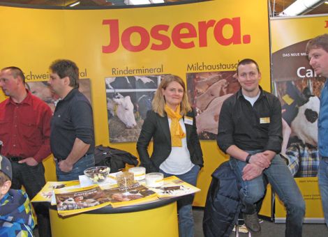 Josera präsentierte sein umfangreiches Futtermittel- und Siliermittel­angebot.