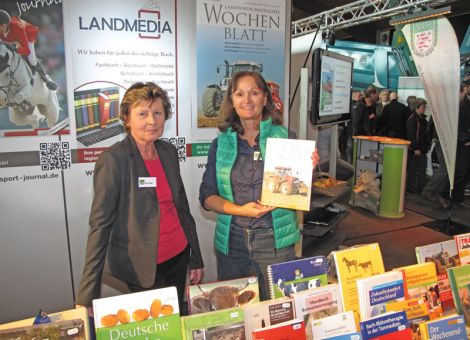 Petra Poths und Angelika Twelkmeyer zeigten am Stand des Landwirtschaftsverlages Hessen aktuelle Buchangebote und Zeitschriften für die ganze Bandbreite der Landwirtschaft.
