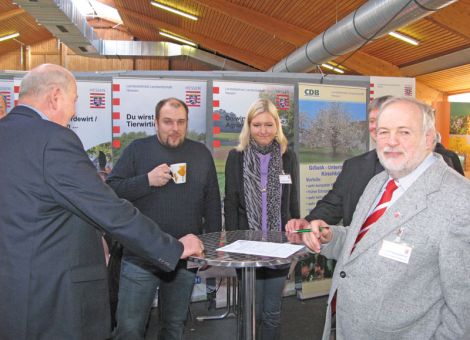 Auf dem Stand des Landesbetriebs Landwirtschaft Hessen (LLH) standen Fragen zur Berufsausbildung im Vordergrund. Besonders interessiert waren die jungen Leute am Beruf Fachkraft Agrarservice.