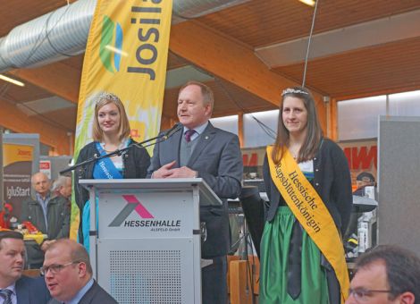 Schirmherr und HBV-Präsident Friedhelm Schneider freute sich zusammen mit der Hessischen Milchkönigin Charlotte I sowie der Hessischen Rapsblütenkönigin Carolin I., dass Hessen jetzt eine Landwirtschaftsmesse hat. 