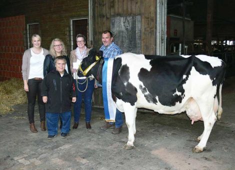 Mit der Lukas-Tochter Antje konnte die Familie Theile aus Adorf kürzlich ihr zweite 100 000-Liter-Kuh vorstellen. Den Gästen wurde bei der Präsentation der Dauerleistungskuh schnell deutlich, warum Antje diese hohe Leistung vollbringen konnte. Auch mit zwölf Jahren zeigt die Kuh noch einen hervorragenden Körperbau, tadellose Beine und ein sehr gut sitzendes Euter, durch das bei zehn Abkalbungen im Mittel 9 963 kg Milch geflossen ist. Die Höchstleistung wurde in der siebten Laktation mit 12 427 kg Milch erzielt. Bedingt durch ihre gute Fruchtbarkeit, die auch durch die sechs Wochen nach der letzten Abkalbung durchgeführte Besamung dokumentiert ist, hat Antje im Mittel nur 297 Melktage pro Laktation erreicht. Diese Fruchtbarkeit ist auch bei ihrer Mutter festzustellen, die es ebenfalls auf zehn Abkalbungen brachte und dabei auch eine relativ kurze Laktationsdauer hatte. Die hervorragende Exterieurqualität ist sicherlich auch verstärkt auf ihren Vater Lukas, einen Luke-Sohn aus der ehemaligen Landessie­gerin Ivonne (einer Blackstar-Tochter) zurückzuführen. Die Veranlagung zu hoher Lebensleistung wird über die Mutterseite dadurch noch bekräftigt, da die erste 100 000-Liter-Kuh des Betriebes Theile, wie Antjes Mutter, auch eine Tochter des Bullen Carri, eines Caveman-Soh­nes aus dem Betrieb Mitze, Berndorf, war, so dass Antje das gelungene Produkt einer interessanten Abstammungskombination ist. Text/Foto: Jost Grünhaupt, LLH Kassel
