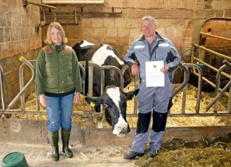 Vor kurzem stellte die Familie Reinhold Liese in Breuna-Rhöda mit der Kuh Karina die achte 100 000-Liter-Kuh vor. Die Tochter des Vererbers Zecher ist die erste Kuh im Betrieb Liese, welche diese Milchmenge komplett am Roboter ermolken hat. Bemerkenswert ist die hohe Leistung der Kuh, denn die magische Grenze wurde bereits nach dem sechsten Kalb überschritten. Die Durchschnittsleistung der Kuh liegt bei 12 633 kg Milch - 3,84 Prozent Fett - 3,28 Prozent Ei­weiß, die höchste Leistung wurde in der dritten Laktation mit 14 350 kg Milch - 3,94 Prozent Fett - 3,36 Prozent Eiweiß erreicht. Aufgrund längerer Zwischenkalbezeiten wurden nur sechs Käl­ber geboren und so gibt es von Karina nur noch einen weiblichen Nachkommen, der sich noch in der Aufzucht befindet. Nach der dritten Laktation dauerte es gut zwei Jahre, bis das nächste Kalb geboren wurde und dementsprechend lange musste die Kuh trocken stehen, allerdings wurde die Leistungsbereitschaft dadurch nicht gemindert. Die Tatsache, dass Familie Liese bereits acht 100 000 Liter-Kühe herausgebracht hat, verdient eine besondere Beachtung. Denn dies zeugt außerdem von einer sehr guten Betreuung und einem ausgefeilten Herden-Mana­gement der Familie. Die hessischen Rinderzüchter gratulieren ganz herzlich zu diesem züchterischen Erfolg.Text/Foto: Christian Dörr, LLH Alsfeld