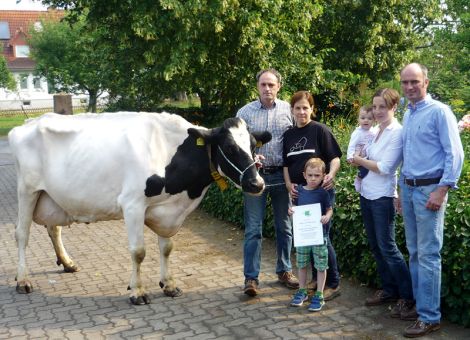 Im Betrieb der Familie Adolf Lux in Borken-Kerstenhausen konnte kürzlich die zweite 100 000-Liter-Kuh gefeiert werden. Die Tochter des Vererbers Eminenz stammt aus einem Betrieb in der Lüneburger Heide. Von dort kam sie als abgekalbte Färse auf den Hof Lux. Aus heutiger Sicht war der Kauf dieser Färse ein absoluter Glücksgriff. Die Grenze von 100 000 Litern wurde nach der neunten Abkalbung ge­knackt. Leider waren von den neun Nachkommen nur drei weiblich, so dass nur noch zwei Töchter im Bestand sind. Jedoch ist die Kuh wieder trächtig und so wird auf weiteren weiblichen Nachwuchs gehofft. Nicht nur als Kuh ist Alice vollkommen unauffällig, auch die Leistung wurde sehr konstant mit wenigen Ausschlägen nach oben oder unten erbracht. Die mittlere Laktationsleistung liegt bei 10 227 kg Milch mit 3,47 Prozent Fett und 3,06 Prozent Eiweiß. Die höchste Leistung wurde in der fünften Laktation mit 12 342 kg Milch mit 3,54 Prozent Fett und 3,00 Prozent Eiweiß erreicht. Beachtenswert ist auch die gute Zwischenkalbezeit der Kuh. Mit ihren knapp 13 Jahren präsentiert sich die Kuh noch erstaunlich fit mit gutem Fundament und Euter. Ein Grund für diese Leistung ist das gute Management im Betrieb Lux und die gute Zusammenarbeit von drei Familien in zwei Ge­nerationen. Die Familie Lux beweist, dass es auch in einem Betrieb mit mehreren Standbeinen möglich ist, solche Leistungen zu realisie­ren. Im Betrieb Lux werden neben den Milchkühen auch Mastschweine und Geflügel gehalten und eine Biogasanlage betrieben. Die hessi­schen Rinderzüchter gratulieren zu diesem züchterischen Erfolg. Text/Foto: Christian Dörr, LLH Alsfeld