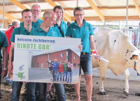 Die schwarzbunte Holsteinkuh „Sarah“ ist bereits die sechste Kuh der Rindte GbR in Battenberg-Berghofen, die in den Club der Dauer­leistungskühe aufgenommen wurde. Mit dem Hoffest, das kürzlich gegeben wurde, bot sich für Familie Rindte eine gute Gelegenheit ,die Jubilarin zu ehren, die gerade passend mit der Milchkontrolle im Juni eine Lebensleistung von 100 308 kg Milch, 3 841 Fett-kg und 3 209 Eiweiß-kg erreicht hatte. „Sarah“ ist eine Tochter des niederländischen Bullen Jestra und stammt mütterlicherseits vom Bullen Basar ab. Mit einer durchschnittlichen Laktationsleistung von 12 716 kg Milch gelang es ihr bereits nach dem siebten Kalb, die magische Grenze zu überschreiten. In der sechsten Laktation machte sie mit einer 305-Tageleistung von 15 151 kg Milch, 3,66 Prozent Fett sowie 2,88 Prozent Eiweiß auf sich aufmerksam. Ansonsten hat „Sarah“ ihren festen Platz in der Herde und ist nach Auskunft von Familie Rindte eine gesunde und problemlose Kuh. Davon konnten sich auch die Besucher und Gratulanten überzeugen, denen sie sich sehr vital und zusammen mit zwei weiteren 100 000 Liter-Kühen beim Hoffest zeigte. Die hessischen Rinderzüchter gratulieren Familie Rindte zu diesem züchterischen Erfolg.
Text/Foto: Ute Ermentraudt, LLH Korbach
