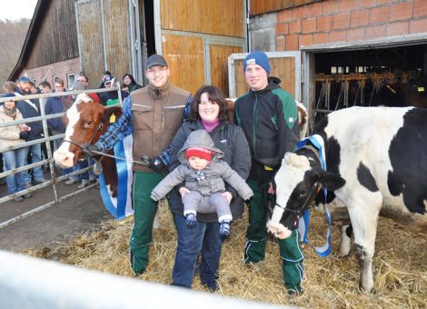 Ela und Mary heißen die beiden neuen „Mitglieder“ im begehrten Club der 100 000-Liter-Kühe. Mit blauen Schärpen wurden sie von Bernd Meier im Namen der Waldecker Rinderzüchter am 29. Dezember auf dem Betrieb Dairy Farm Michel in Twistetal-Elleringhausen ausgezeichnet. „Alte Kühe und kleine Kinder gehören auf einen Hof“, freute sich der Wetterburger beim Anblick der Familie Christina und Helmut Michel mit Tochter Charlotte. Zum Erfolg gratulierte auch Friedrich Brocke aus Sudeck vom Hessischen Verband für Leistung und Qualitätsprüfung in der Tierzucht (HVL). Die Ehrenurkunden des Landesbetriebs Landwirtschaft Hessen überbrachte Ute Ermentraudt. Sie würdigte die züchterische Leistung der Dairy Farm Michel. Bei einer mittleren Lebensleistung von 35 000 Litern pro Kuh seien 100 000 Liter zudem ein Beweis für ein hervorragendes Herdenmanagement.Text/Foto: Elmar Schulten