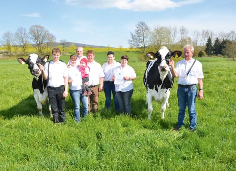 Im Betrieb der Familien von Lothar und Stefan Christ in Grüsen wurde die Reihe der Kühe mit einer Lebensleistung von über 100 000 Liter Milch um zwei weitere Mitglieder eines sehr erfolgreichen Kuhstammes ergänzt, der inzwischen nicht nur in Hessen, sondern darüber hinaus zu den Erfolgreichsten überhaupt zählt. Sowohl die Titanic-Tochter Nella VG 87 als auch die Shottle-Tochter Nagold GP 83 sind direkte Nachkommen der Stammkuh Nicky, welche selbst nicht nur über 100 000 Liter Milch produziert hat, sondern auch ihre züchterische Qualität in allen wesentlichen Merkmalen über Generationen hinweg äußerst erfolgreich weitergegeben hat. 
Nella ist über ihre Mutter Nadja, deren Lebensleistung bei über 130 000 Liter Milch lag, eine Enkelin von Nicky und erreichte bei acht Abkalbungen eine Durchschnittsleis­tung von 12 813 - 3,88 - 3,38 und Nagold erreichte bei sechs Abkalbungen einen Durchschnitt von 12 681 - 3,55 - 3,07. Die gerade zehnjährige Kuh gehört zu den ersten Töchtern des Ausnahmebullen Shottle, die diese Rekordmarke überschritten haben. Aufgrund der hervorragenden Gesamtvererbung dieses Ausnahmebullen hinsichtlich Exterieurqualität und Funktionalität ist noch mit einer nennenswerten Zahl an Halbschwestern zu rechnen, die ebenfalls die 100 000-Liter-Grenze knacken werden. 
Die züchterisch hohe Gesamtbedeutung dieser Kuhfamilie kommt bereits dadurch zum Ausdruck, dass nicht nur der Zuchtbulle Spock, der Halbbruder von Nella, als ge­prüfter Vererber in Hessen und Thüringen im Einsatz war, sondern auch aktuell mit Mabuse und Subito sowie einigen weiteren Jungvererbern aus dieser Kuhfamilie weit überlegene Bullen mit besten Nutzungseigenschaften im Einsatz sind und damit mittelfristig in sehr vielen Milchviehbetrieben in Hessen die Genetik aus der Kuhfamilie von Nicky zu finden sein wird. 
Mit ausgefeiltem Herdenma­nagement und züchterischen Ge­spür haben Lothar und Stefan Christ eine weitere Ausnahmeleistung geschafft und vielleicht gelingt es mit Heinz-Wilhelm Trümner, auf dessen Betrieb auch eine große Anzahl an Nachkommen aus dieser Kuhfamilie stehen, in absehbarer Zeit die zehnte Kuh mit dieser Lebensleistung aus einer Kuhfamilie vorstellen zu können.
Text/Foto: Jost Grünhaupt, LLH Kassel