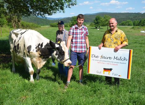 An der hessisch-thüringischen Landesgrenze liegt Setzelbach in der Kuppenrhön, wo der Betrieb von Franz Josef Wingenfeld zu Hause ist. So ist es zu erklären, dass der Boxenlaufstall des Betriebes schon auf thüringischem Gebiet liegt, während die Ortslage zum Kreis Fulda gehört. Nachdem die erste 100 000-Liter-Kuh des Betriebes noch im Anbindestall gehalten wurde, genießt die 17-jährige Luke-Enkelin „Be“ den ganzen Sommer über Weidegang direkt neben dem Boxenlaufstall und so betont Franz Josef Wingenfeld: „Bei günstiger Witterung gehen die Kühe auch im Winter stundenweise auf die Weide, was die gesamte Herde sehr genießt.“ Bei 13 Abkalbungen liegt der Durchschnitt bei 7 730-3,6 -3,30 und die hervorragenden Fruchtbarkeitsdaten der noch sehr frisch wirkenden Kuh sind in der gesamten Kuhfamilie festzustellen. Denn über drei Generationen wurden in der Summe 32 Kälber geboren. Nach Aussage des Betriebsleiters war die Kuh immer sehr problemlos, ohne auffallend hohe Jahresleistungen zu erzielen. Jedenfalls gehen Franz Josef Wingenfeld und sein Enkel Simon davon aus, dass „Be“ noch einige Zeit bei ihnen in der Herde sein wird, da die rüstige alte Dame noch sehr fit ist und öfters ihren „eigenen Kopf“ durchzusetzen weiß.Text/Foto: Jost Grünhaupt, LLH Kassel