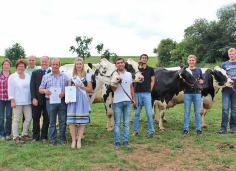 Gleich vier 100 000-Liter-Kühe stellte der Zuchtbetrieb von Marion und Heinz-Wilhelm Trümner aus Schiffelbach seinen Gästen bei einer Feierstunde vor. Nach der bekannten Shottle-Tochter Nikola, die erst kürzlich auf der Kreistierschau in Amöneburg für die Lebensleistung von über 100 000 Liter Milch geehrt wurde und ihrer Schwester Nadja, die schon länger die 100 000 Liter-Grenze überschritten hat, erreichte nun auch die erste Tochter von Nikola, die Artic-Tochter Nixe kurz nach ihrer Mutter die hohe Lebensleistung. Weiterhin wurde die Garrison-Tochter Nagold als vierte der vorgestellten Kühe für die hohe Lebensleistung von über 100 000 Liter Milch geehrt. 
Nixe überschritt die Leistungsgrenze im Alter von nur achteinhalb Jahren mit der hohen Durchschnittsleistung von 15 568 – 4,02 – 3,19 bei fünf Abkalbungen. Eingestuft wurde sie in der 3. Laktation mit 89 Gesamtpunkten. Neben den fünf selbst ausgetragenen Kälbern sind auch mehrere Nachkommen von ihr über Embryotransfer im Betrieb vorhanden. Die Garrison-Tochter Nagold geht von mütterlicher Seite aus auf die Stammmutter der N-Kuhfamilie der Jesther-Tochter Nevada zurück, von der auch mehrere Söhne in die Besamung gegangen sind. Nagold erreichte die hohe Lebensleistung im Alter von zehn Jahren bei sechs Abkalbungen und 13 876 – 3,62 – 3,22 Durchschnittsleistung. Sie wurde mit 88 Punkten in der dritten Laktation VG eingestuft. Zwei gekörte Söhne von ihr sind bereits zur Zucht verkauft worden. Der hohe Stellenwert der N-Kuhfamilie lässt sich daran erkennen, dass allein 35 Kühe und weitere 79 Jungtiere von diesen vier vorgestellten 100 000-Liter-Kühen abstammen. Über Nikola sind auch die erfolgreichen töchtergeprüften Vererber Subito und Mabuse hervorgegangen, die sich überregional im Besamungseinsatz befinden und großer Beliebtheit erfreuen.
Die Ehrengäste, unter ihnen Bauernverbandspräsident Karsten Schmal, die Kreisvorsitzende des Bauernverbandes Karin Lölkes, die Hessische Milchkönigin Sarah Knaust und Uwe Pohlmann von der Zucht- und Besamungsunion Hessen gratulierten der FamilieTrümner zu diesem züchterischen Erfolg.
Text/Foto: Wilhelm Vackiner, LLH Alsfeld