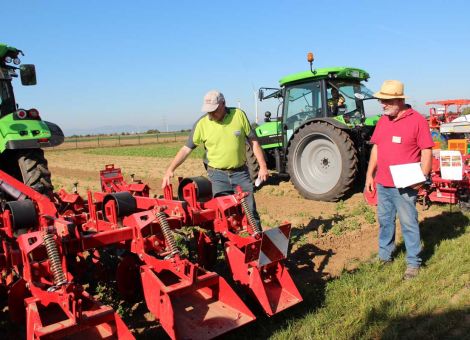 Fachleute unter sich: Willi Bicking und Dr. Karl Schockert, der die Maschinenführung leitete.