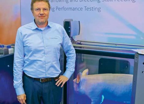 Für eine bedarfsgerechte Fütterung trächtiger Sauen ergänzt die Firma Nedap ihre Sauenfütterungsanlage um ein innovatives Gewichtsmonitoring. Die Waage wird in die elektronische Sauenfütterung und die Separierung integriert. So kann das Gewicht der Tiere laut Jan Oord ohne zusätzlichen Aufwand erfasst werden. Wöchentlich erhält der Landwirt Wiegedaten der Sauen und kann mithilfe von Diagrammen die Gewichtsentwicklung beobachten. Eine bedarfsgerechte Rationsanpassung kann für jedes Tier vorgenommen und Probleme frühzeitig erkannt werden.