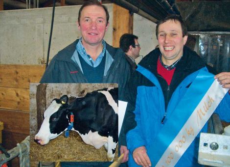 Beim Waldeck-Frankenberger Rindertag (siehe LW 48, Seite 40) konnte Famili­e Rummel in Willingen-Usseln mit der Kuh Wania 57 ihre erste 100 000-Liter-Kuh im Betrieb vorstellen. Die Landauer Tochter hat einen recht eigenwilligen Charakter. Gleichzeitig hat sie das Umstellen mit der Herde auf den Melkroboter hervorragend mitgemacht, berichtete Betriebsleiter Achim Rummel (r.). Martin Schäfer (l.) aus Rattlar, Bezirksvorsitzender der Zucht- und Besamungsunion Hes­sen und des Hessischen Verbandes für Leistungs- und Quali­täts­prüfungen, freute sich, den Staatlich geprüften Landwirt Achim Rummel die Schärpe, verbunden mit den Glückwünschen der Rinderzüchter, zu überbrin­gen. Bemerkenswert an der herausragenden und mit fast exakt auf den Tag 14 Jahren alten, aber weiterhin robus­ten Holsteinkuh ist ihre konstant hohe Leistung. Die Jubiläums-Leistungsgrenze hat sie nach der zehnten Kalbung geschafft. Die mittlere Leistung von Wania 57 liegt bei 9 700 kg Milch - 3,92 Prozent Fett - 3,43 Prozent Ei­weiß. Ihre höchste Leistung wurde in der fünften Laktation mit 11 400 kg Milch - 3,82 Prozent Fett - 3,38 Prozent Eiweiß erreicht, berichtete Schäfer. Er betonte, das Engage­ment der Familie Rummel verdiene eine hohe Beachtung und zeuge vom erfolgreichen Herdenmana­ge­ment und hervorragender Haltung. Die hessischen Rinderzüchter gratu­lie­ren herzlich zu diesem züchterischen Erfolg.
Text/Fotos: Moe