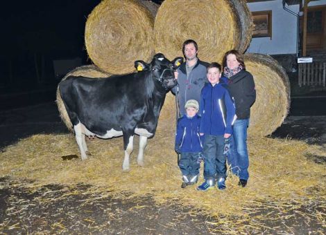Die Zahl der Anbindeställe ist sicher rückläufig. Umso beachtlicher ist es, dass es Stefan Gries aus Niedenstein am Habichtswald und seiner Familie gelungen ist, mit der Trias-Tochter Nr. 13 VG 85 eine Kuh mit über 100 000 Liter-Milch-Lebensleistung vorzustellen, die ihre Produktion komplett im Anbindestall erbracht hat. „Wir haben erst seit 2004 nach einem Brandschaden wieder mit der Milchleistungskontrolle angefangen“, so Stefan Gries. Seit dieser Zeit hat ihre Dauerleistungskuh eine Durchschnittsleistung von 9 607 - 4,01 - 3,04 erbracht. Ferner zeigt die Familie, dass es auch im Nebener­werb und den damit knappen Möglichkeiten für die Betreuung der Milchviehherde gelingen kann, eine Kuh mit über 100 000 Liter Milch vorzustellen. Die Passion für das Milchvieh zeigen auch die beiden Söhne. Die in der Herde vorhandene überdurchschnittliche Genetik unterstreicht die Bedeutung, welche die Familie Gries in der Rinderzucht sieht. Leider waren die letzten zwei Kälber von Nr. 13 von Goldday männlich, allerdings gibt es weibliche Nachzucht von Vampir und Gibor aus früheren Abkalbungen. Die Anerkennung und die Glückwünsche gelten der ganzen Familie Gries zu der Präsentation ihrer Kuh mit der Stall-Nr. 13, die zu der sehr kleinen Gruppe der Kühe zählt, die in Hessen und darüber hinaus in einem Nebenerwerbsbetrieb die 100 000 Liter-Grenze überschritten hat. Text/Foto: Jost Grünhaupt, LLH Kassel