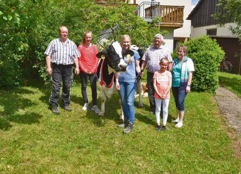 Auf dem seit langer Zeit aktiven Zuchtbetrieb der Familie Müller in Steinau-Rabenstein wurde jetzt mit der Gibor-Tochter Helena eine 100 000-Liter-Kuh vorgestellt, die in vielen Merkmalen rasse­typisch zu bezeichnen ist. Die im Betrieb Willi Lange in Eckartshau­sen geborene Kuh zeigt viele charakteristische Merkmale, die von der Vererbung ihres Vaters bekannt sind und hat bei neun Abkalbungen eine Durchschnittsleistung von 9 890 - 3,61 - 3,01 erreicht. Wolfgang Müller betonte bei der Vorstellung von Helena, dass sie sich als robust und widerstandsfähig gegenüber den Widrigkeiten, die im normalen Produktionsablauf eines Milchvieh­be­triebes vorkommen können, erwiesen hat. Damit bestätigt die Gibor-Tochter die Veranlagung zur hohen Nutzungsdauer, die ihrem Vater schon vor vielen Jahren auf der Basis der ersten Laktationen zugeschrieben wurde. Nicht nur mehrere Vertreter aus dem berufsständischen Bereich, sondern auch der Bürgermeister aus Steinau war zugegen, der seine Verbundenheit zur Familie Müller und der gesamten Landwirtschaft zum Ausdruck brachte. Da offensichtlich auch die Töchter der Familie Müller das Interesse an der Landwirtschaft und Tierhaltung mitbekommen haben, sind die Voraussetzungen für die Präsentation weite­rer züchterischer Erfolge, zu denen auch die Vorstellung einer neuen 100 000-Liter-Kuh zählt, bestens gegeben. Wolfgang Müller betonte, dass es dafür auch oftmals ein Quäntchen Glück braucht. Gleichzeitig unterstrich er die Notwendigkeit, dass die Bereitschaft ältere, leistungsstarke Kühe optimal zu betreuen, besonders wichtig ist. Text/Foto: Jost Grünhaupt, LLH Kassel