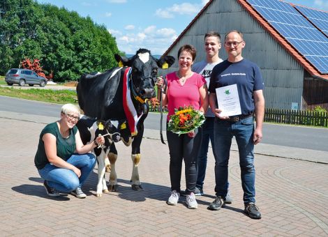 Relativ häufig kommt es vor, dass Kühe in der neunten Laktation die 100 000-Liter-Grenze überschreiten. Doch bei der Stall-Nr. 243, die im Betrieb der Familie Vogler in Hilders-Harbach ist, war auch ihr kürzlich geborenes Mutterkalb von dem Top-Vererber Dallas bei der Ehrung mit von der Partie. Das Kalb war in der Woche zu­vor erst auf die Welt gekommen. Hinter der Kuh steht die Väterfolge Russel x Laredo x Tilmann und die weiblichen Vorfahren der Kuh Nr. 243 haben ebenfalls lange im Stall der Familie Vogler Milch produziert, aber nicht das Niveau von 10 038 - 3,89 - 3,31 erreicht. „Kühe mit Stabilität und guten Gebrauchseigenschaften sind für uns besonders wichtig“, so Ralf Vogler bei der Präsentation der Kuh. Hoffnung setzt die Familie auf die Paarung mit dem ehemali­gen DTG-Vererber Jardin, denn gleich viermal hintereinander trug die Nr. 243 ein Kalb von diesem Bullen aus, leider nur ein weibliches, das in die Herde übernommen wurde. Großer Hoffnungsträger ist jetzt die junge Dallas-Tochter. Text/Foto: Grünhaupt, LLH Kassel