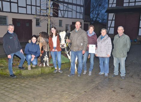 Mit einer Lebensleistung von fast 130 000 kg Milch präsentierten Dietrich Meyl und seine Familie in Heimarshausen ihre Landauer-Tochter Rosita GP 82. Auch sie zeigt, wie auffallend viele ihrer Halbschwestern, die typischen Vererbungsmerkmale dieses erfolgreichen Bullen aus dem hessischen Zuchtprogramm. Ihre Leistungsfähigkeit ist bei elf Abkalbungen mit 10 690 - 3,74 - 3,29 hinreichend dokumentiert. Da neben Rosita eine weitere Landauer-Tochter auf dem Betrieb Meyl über 100 000 Liter Milch produziert hat, war der Züchter von Landauer, Herbert Volke aus Wetterburg, zugegen, denn Landauer ist der erste hessische Bulle, der es auf 20 Kühe mit über 100 000 Liter Milch gebracht hat. Eine enorme Leistung, die man im Verhältnis zur Anzahl der durchgeführten Besamungen sehen muss. „Diese mittelgroße, sehr vitale Kuh passt für unseren Betrieb optimal“, stellt Dietrich Meyl gemeinsam mit seiner Familie fest, und jetzt hoffen alle auf ein weiteres Mutterkalb ihrer Spitzenkuh Rosita.Grünhaupt, LLH Kassel