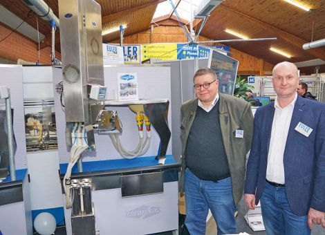 Euler Landtechnik hat Impulsa-Melksysteme in sein Programm aufgenommen, deren Melkzeug ohne Sammelstück auskommt und besonders schonend für das Tier sein soll (v.l.: Hans-Peter Thiel und Karsten Peschel von Impulsa).