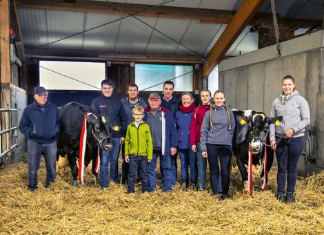 Allen Grund zur Freude hat Familie Hillebrand aus Bad Karlshafen. Zum fünften und sechsten mal haben zwei Kühe aus ihrem Betrieb die 100 000 Liter erreicht. Erneut stammen beide Tiere aus der Zucht von Edgar Partosch und sind im Juli 2015 zu ihrem jetzigen Besitzer in den erweiterten Stall mit zwei Melkrobotern umgezogen. Die 14-jährige Sonja ist bereits die dritte Gibor-Tochter in Folge, die nun in ihrer elften Laktation mit kompaktem Körperbau und frischem Euter besticht. Sie hat eine LL von 105 248 kg Milch mit 3,91 Prozent Fett und 3,39 Prozent Eiweiß. Ihre Tochter Sonne strebt ihr bereits nach. Die Gambino-Tochter Fjella ist gerade erst zehn  Jahre alt und hat in sieben Laktationen 100 353 kg Milch mit 3,28 Prozent Fett und 3,02 Prozent Eiweiß gegeben. Sie ist eine großrahmige und moderne Kuh und hat ebenso Tochter und Enkeltochter im Betrieb. Zur Jahreswende erwartet sie ihr achtes Kalb. Christina Bremer 