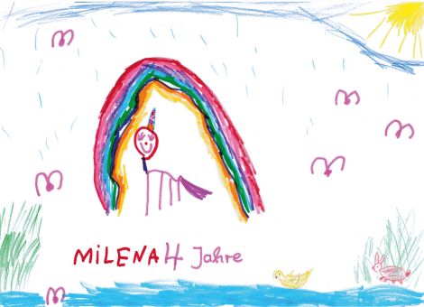 Auf diesem Bild seht ihr ein wunderschönes Einhorn, das in einer märchenhaften Landschaft unter einem bunten Regenbogen steht. Milena (4 Jahre) aus Neukirchen hat dieses tolle Kunstwerk gemalt. 